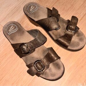 Dansko women’s 38 metallic print two strap wedge sandal orthotic comfort basic